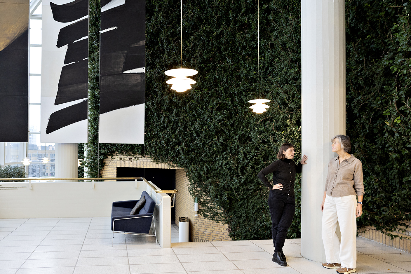 Helle og Charlotte står i foyeren i Musikhuset