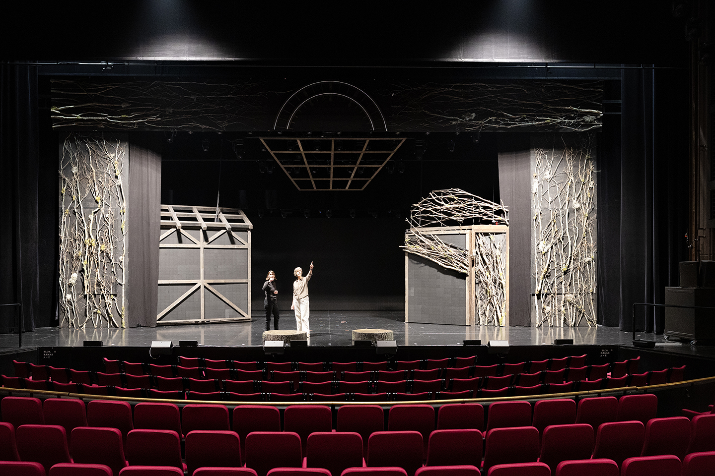 Billede af to kvinder på en scene i Musikhuset