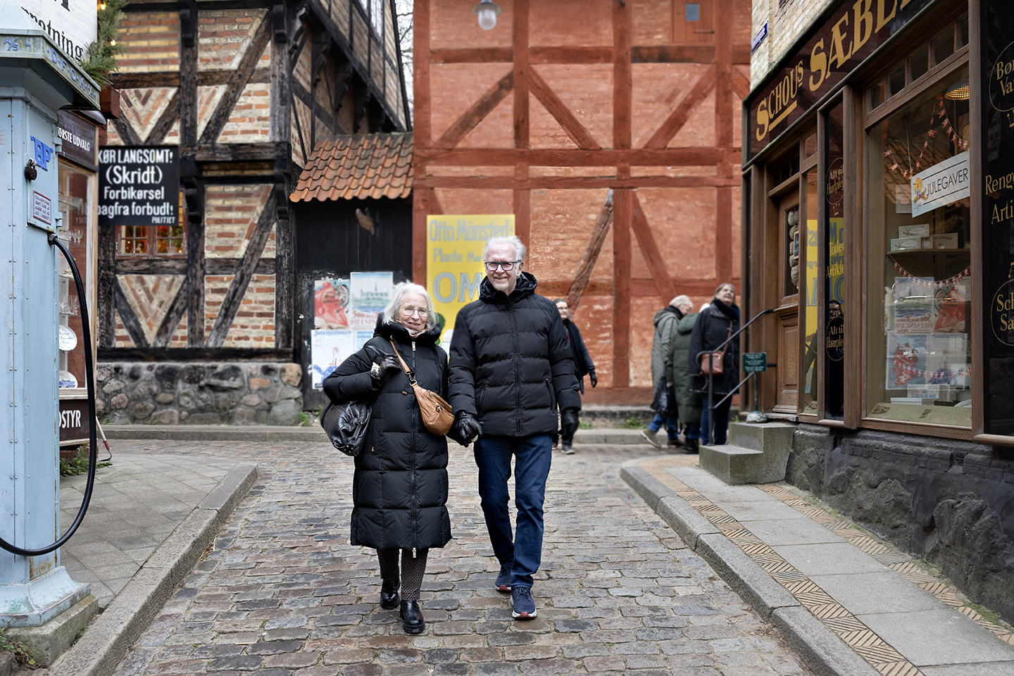 Ægtepar går ned ad gaden i Den Gamle By