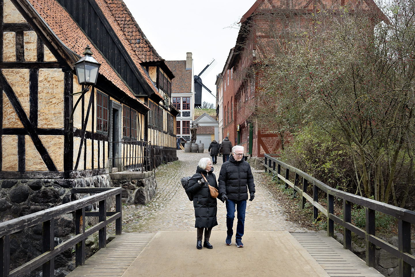 Ægtepar krydser en bro i Den Gamle By
