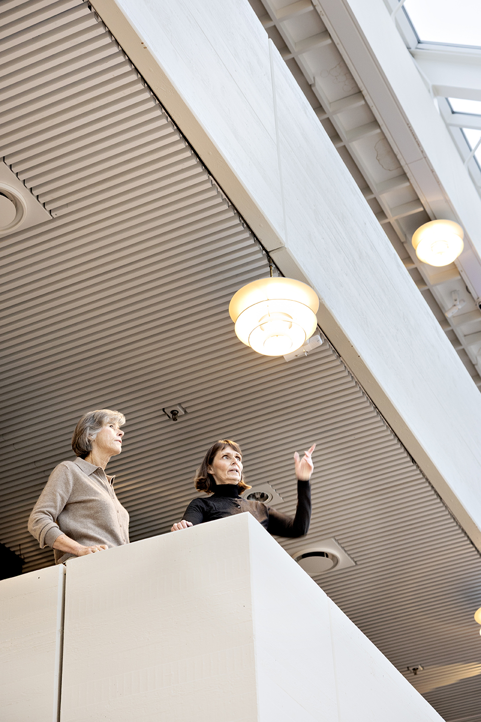 Helle og Charlotte står på en balkon i Musikhuset