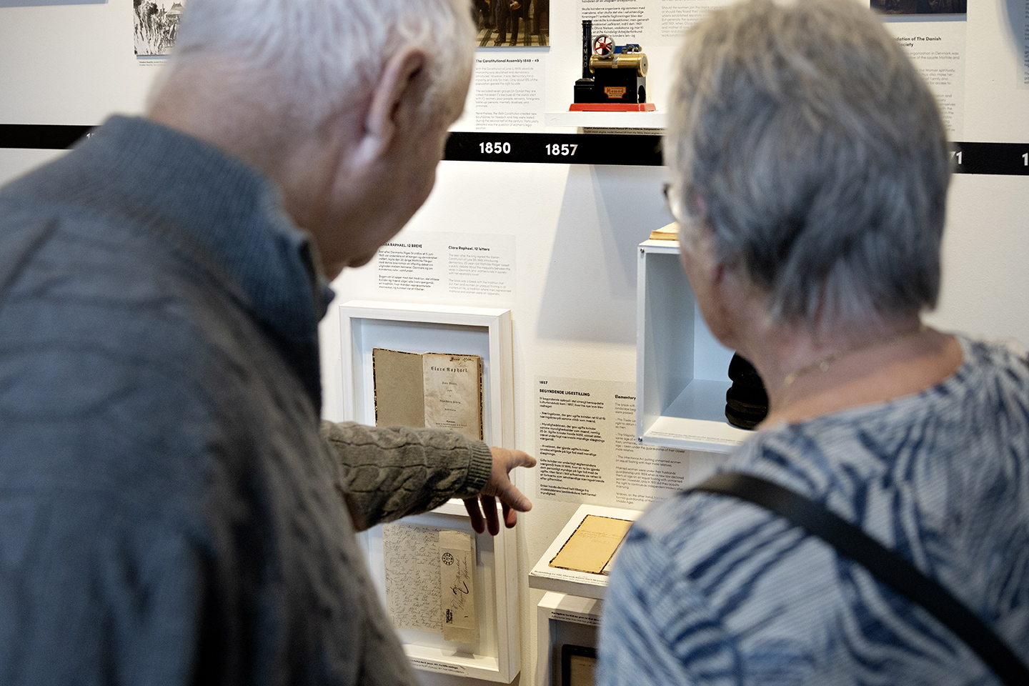 Billede af en mand og en kvinde som kigger på en informationstavle på KØN