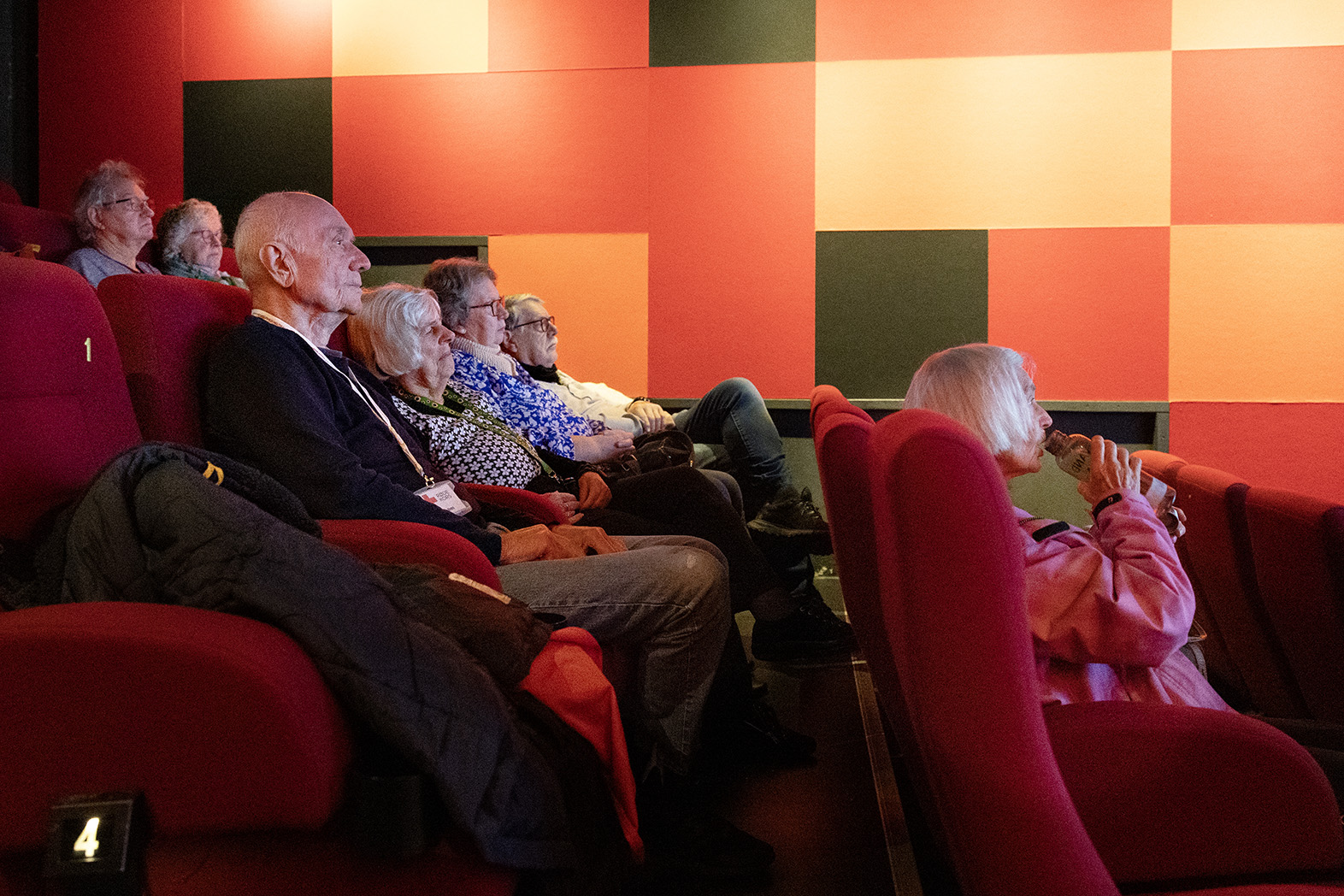 Den demensvenlig filmforevisning begynder og deltagerne er på plads i biografen