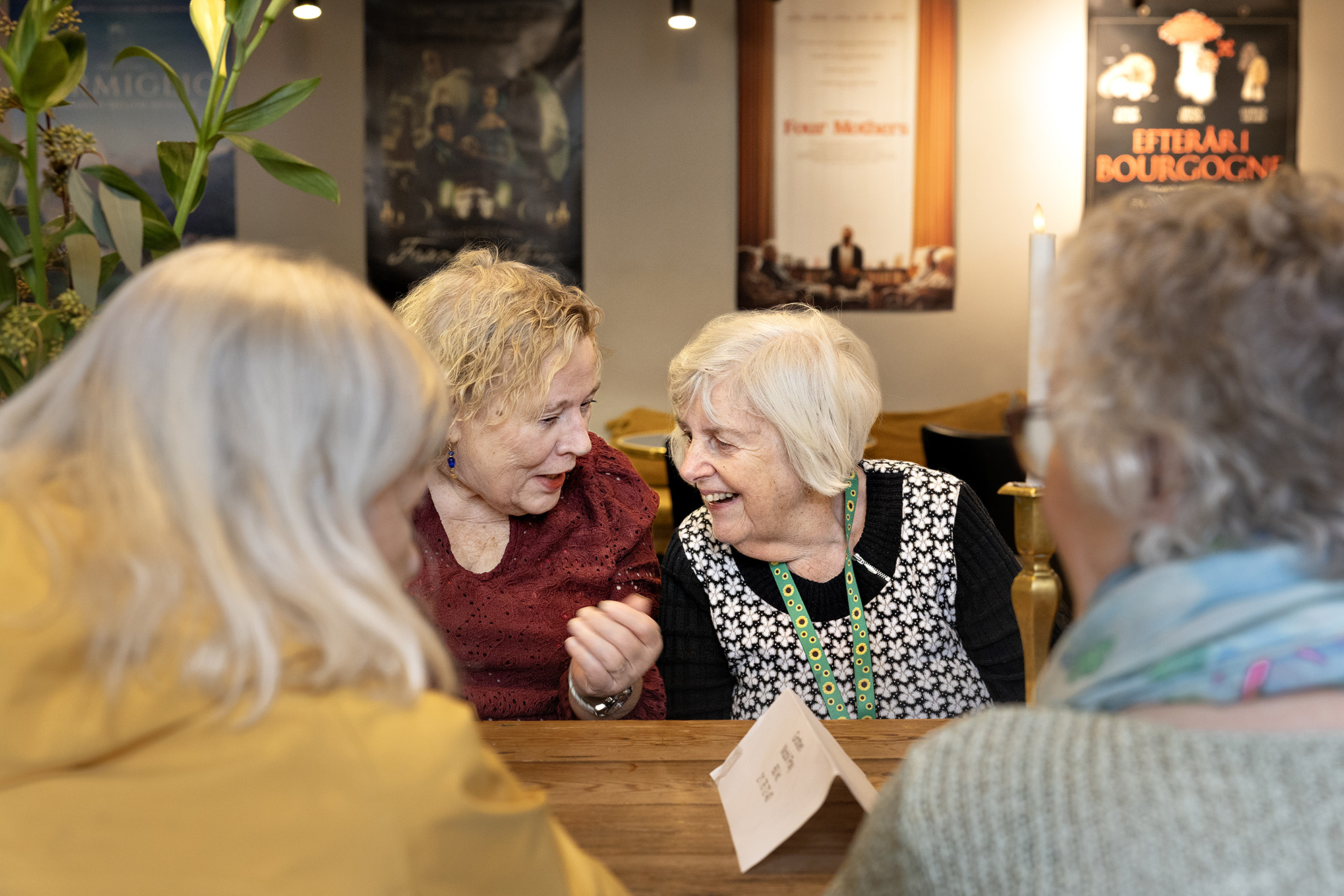 Fire kvinder hygger sig efter forestillingen i foyeren.