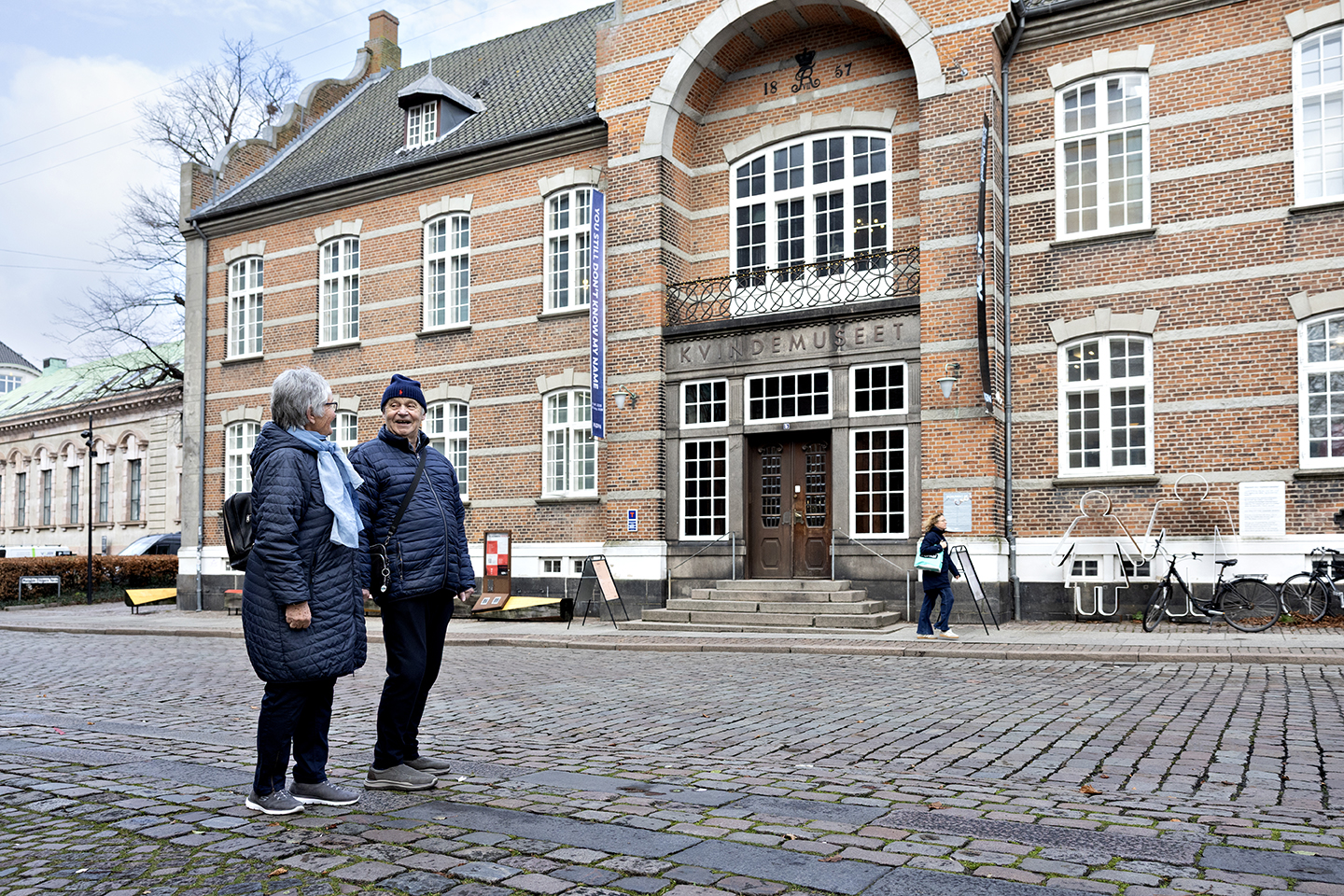 En kvinde og en mand uden for KØN