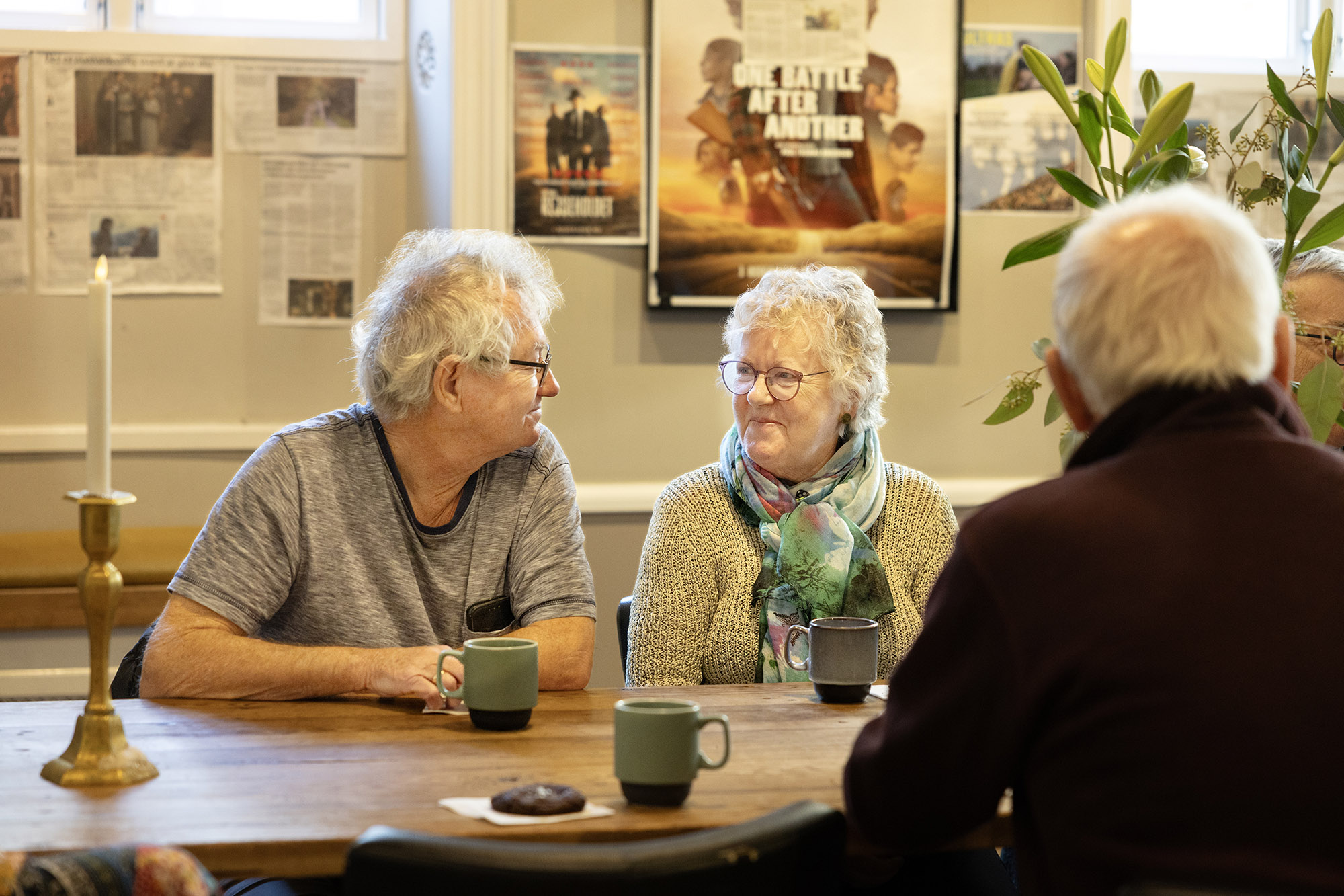 Deltagerne hygger før forestillingen i Øst for Paradis