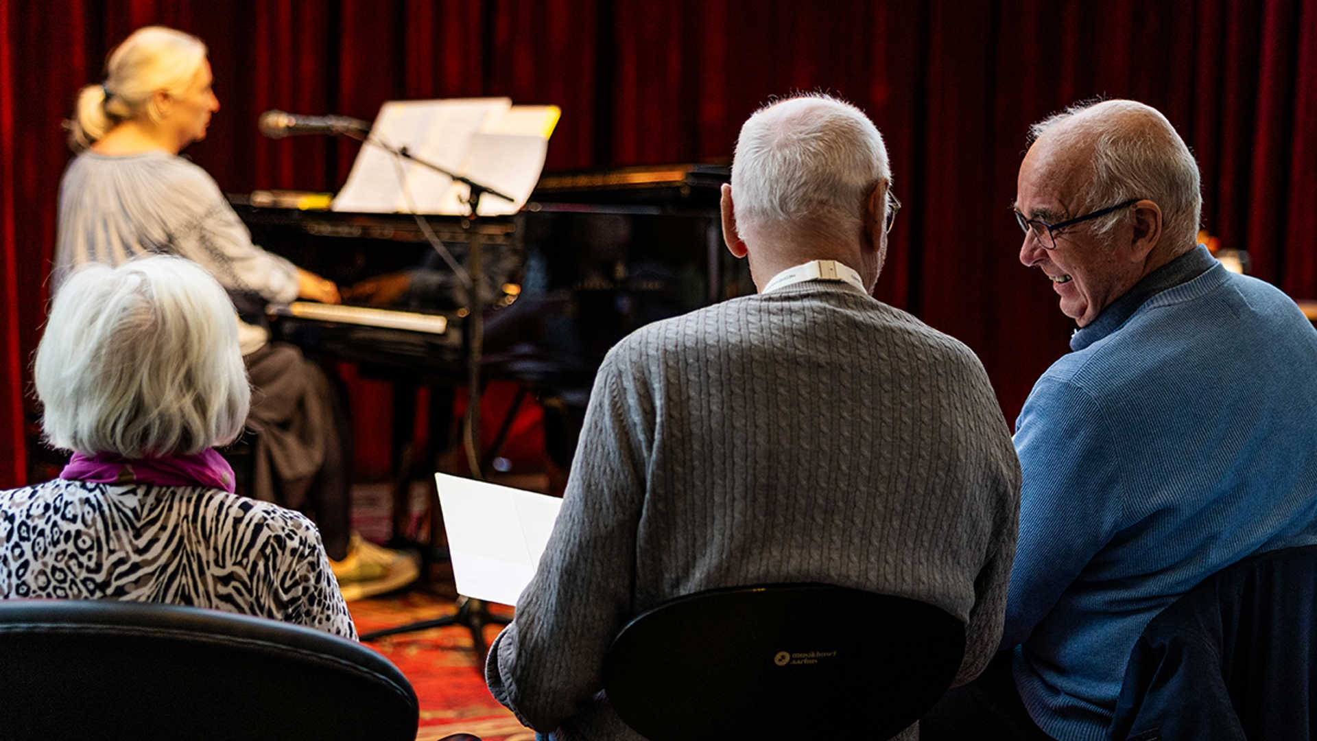 Billede af personer der deltager i Demenskor